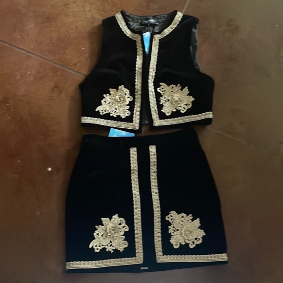 Matching 2-Piece Vest And Skirt 3-D Flowers Top And Bottom...